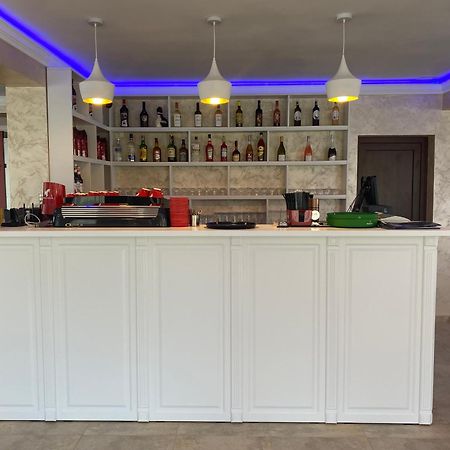 Pensiune-Restaurant Palace Carpinet 외부 사진