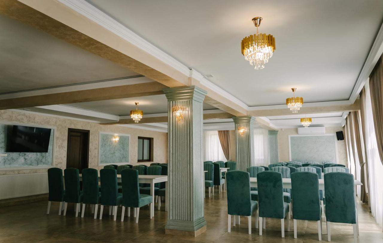 Pensiune-Restaurant Palace Carpinet 외부 사진