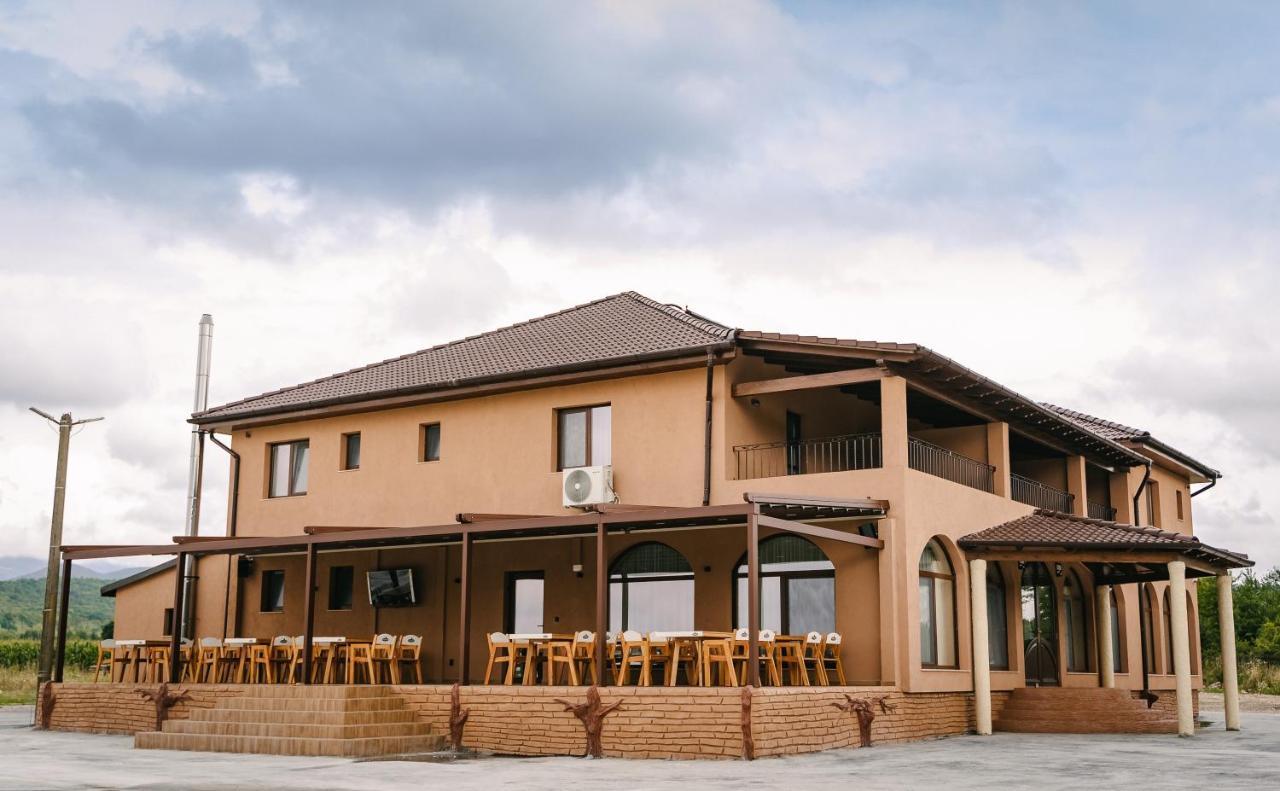 Pensiune-Restaurant Palace Carpinet 외부 사진